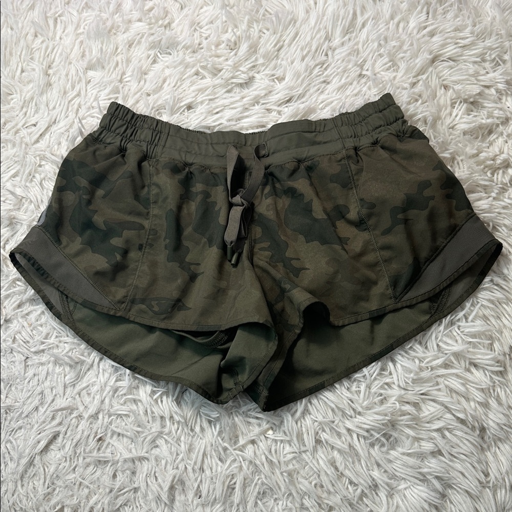 Lululemon Hotty Hot Short Savasana Camo 20cm Fatigue Green / Fatigue Green